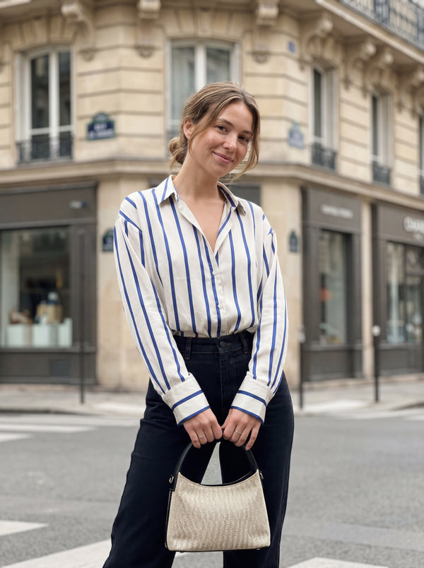 "Julie porte notre chemise satinée rayée Delaney"