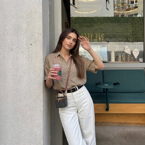 "Claire porte notre Chemisier Riviera en Lin Fluide"