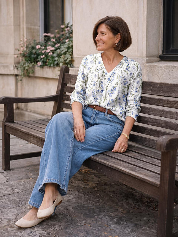 "Élodie porte notre Jeanne | Blouse Longue à Col V"